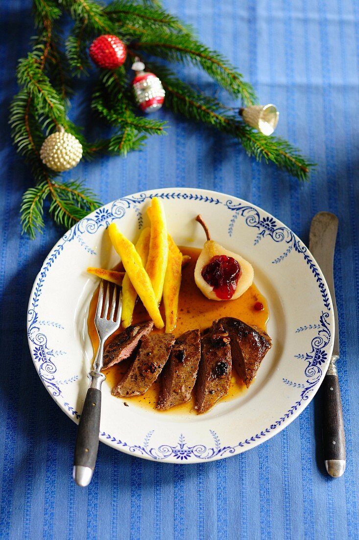 Rehziemer mit Schupfnudeln und Preiselbeerbirne zu Weihnachten