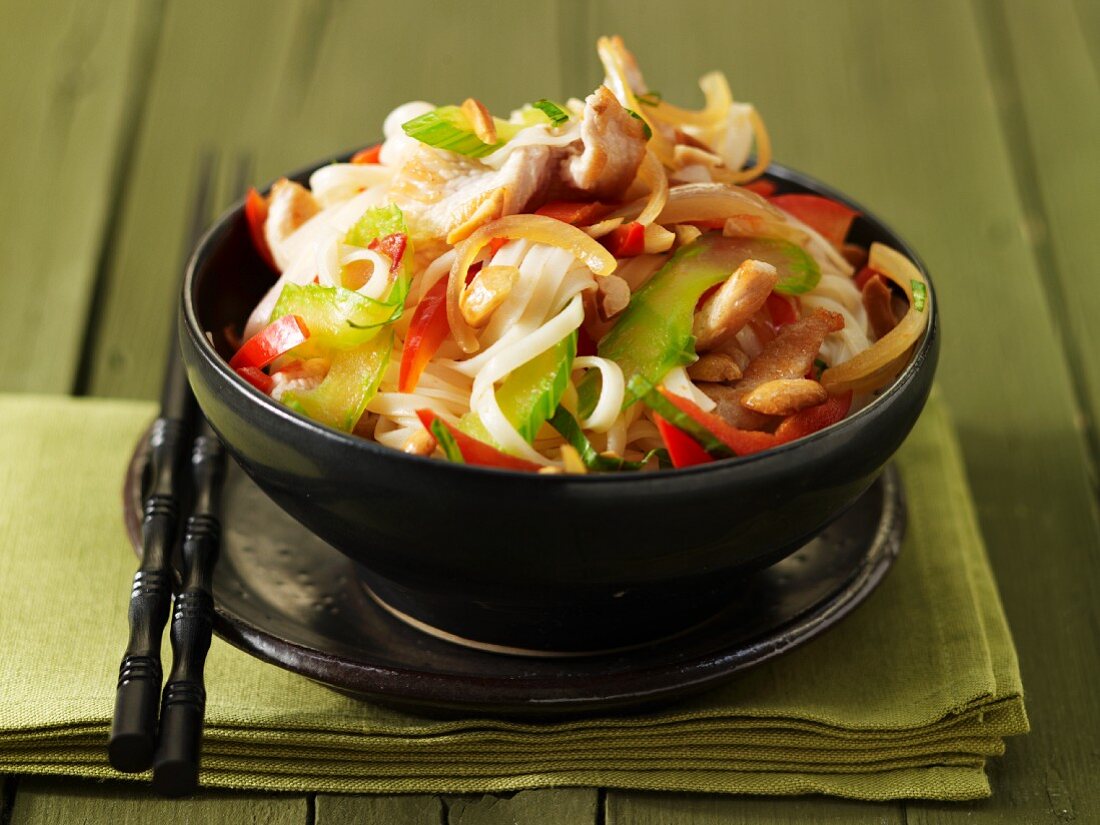 Oriental rice noodles with turkey breast and vegetables