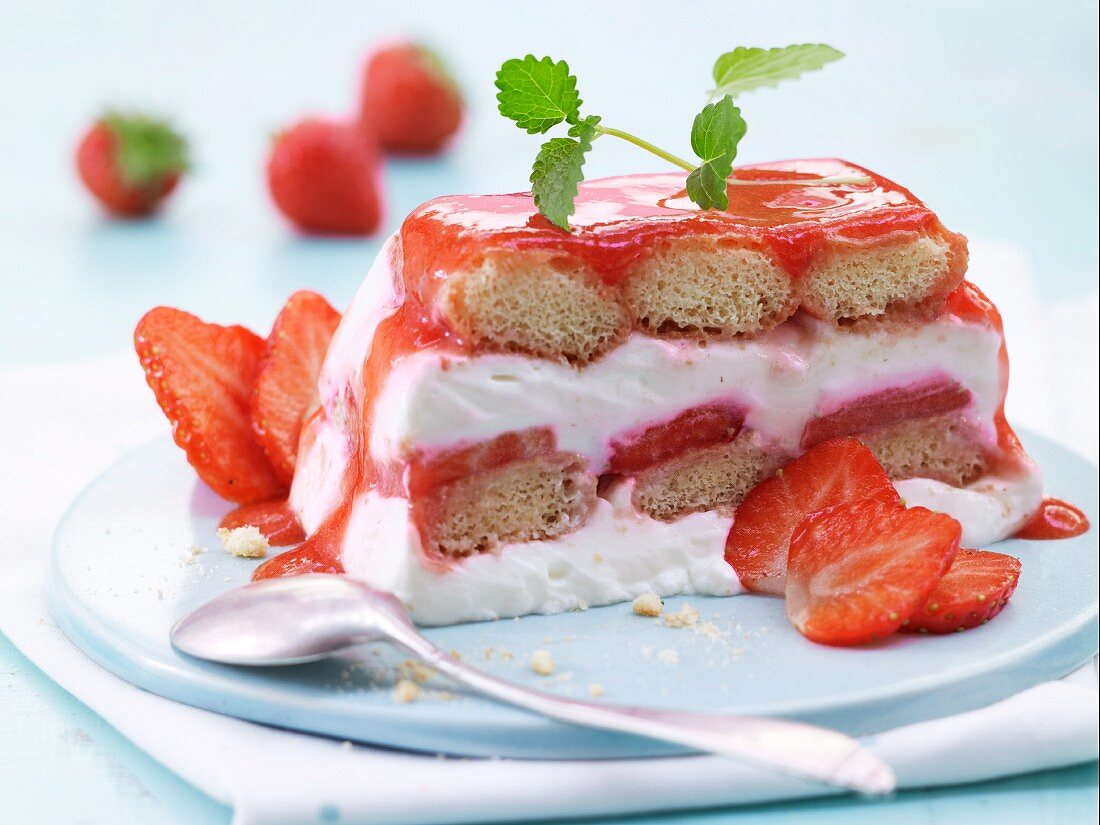 Light strawberry tiramisu