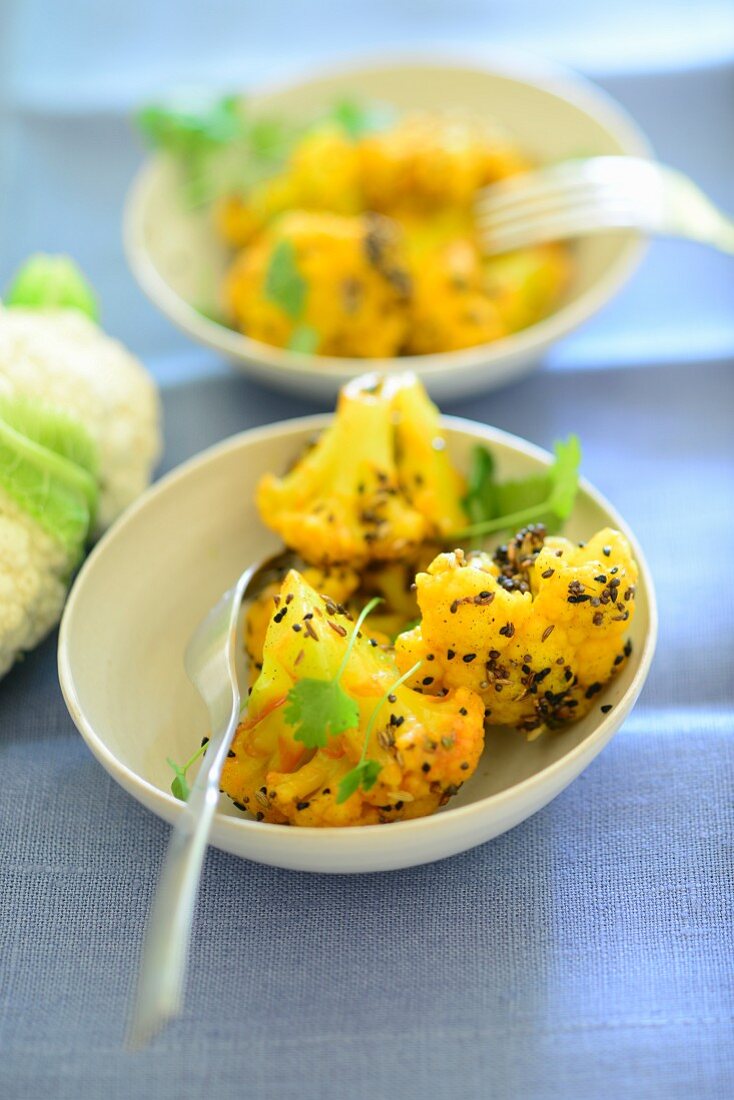 Kurkuma-Blumenkohl mit schwarzem Sesam