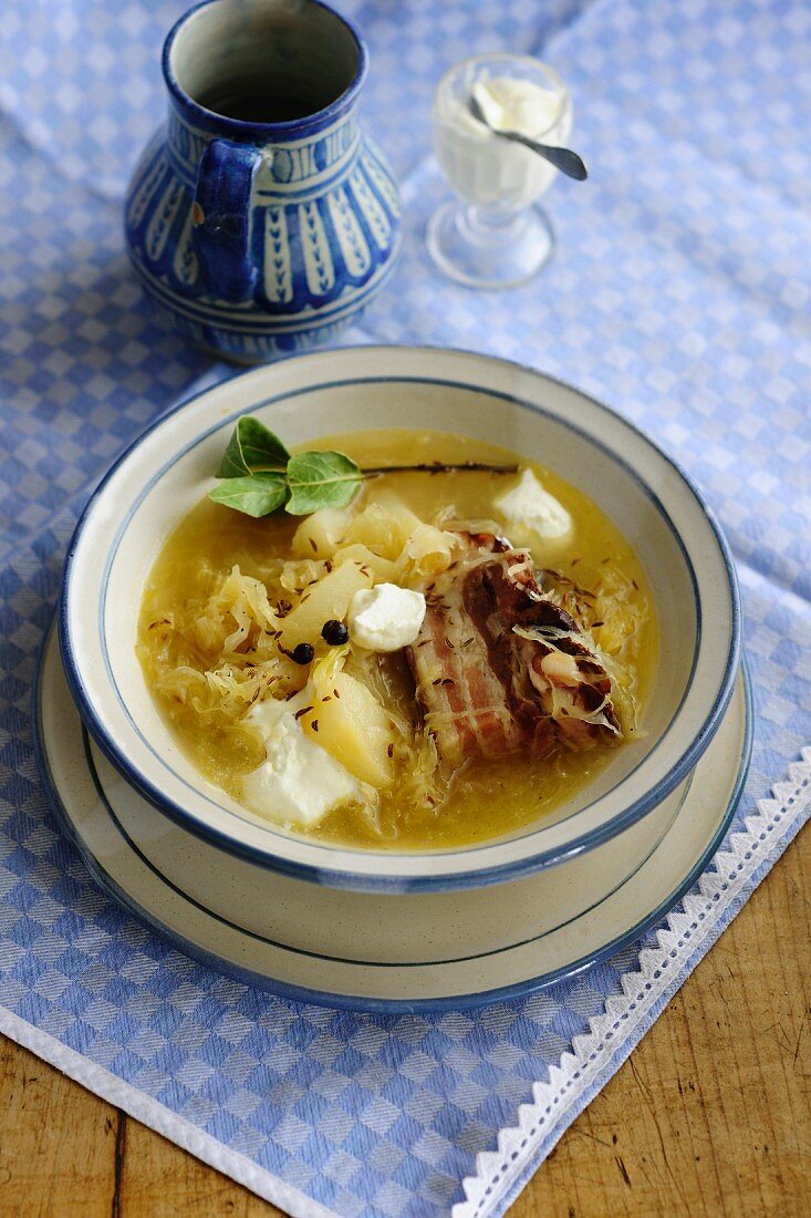 Sauerkrautsuppe mit Kartoffeln und Speck