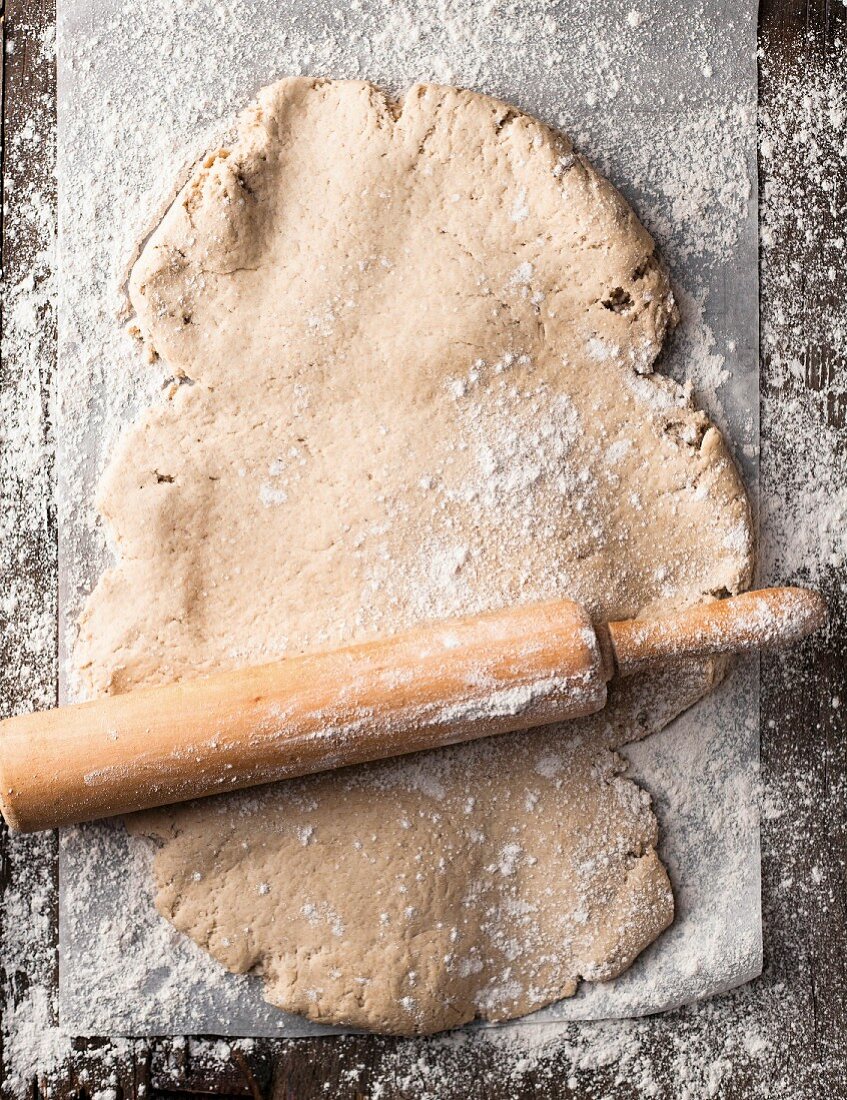 Gluten-free rolled-out dough with rolling pin (basic dough)