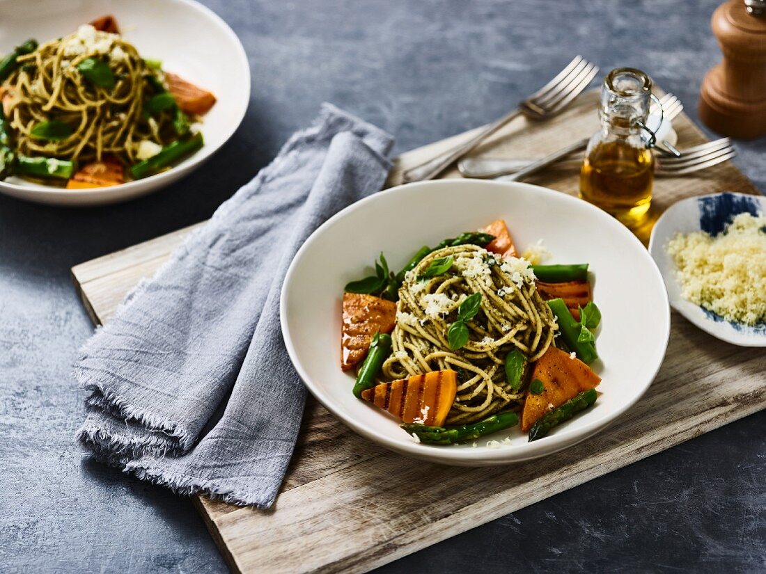 Spaghetti mit Gemüse und Pesto