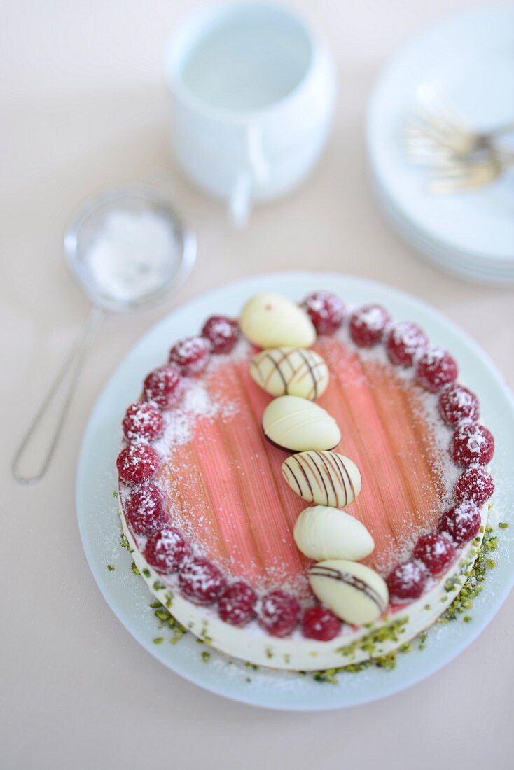 Ostertorte mit Himbeeren und weissen Schokoladeneiern