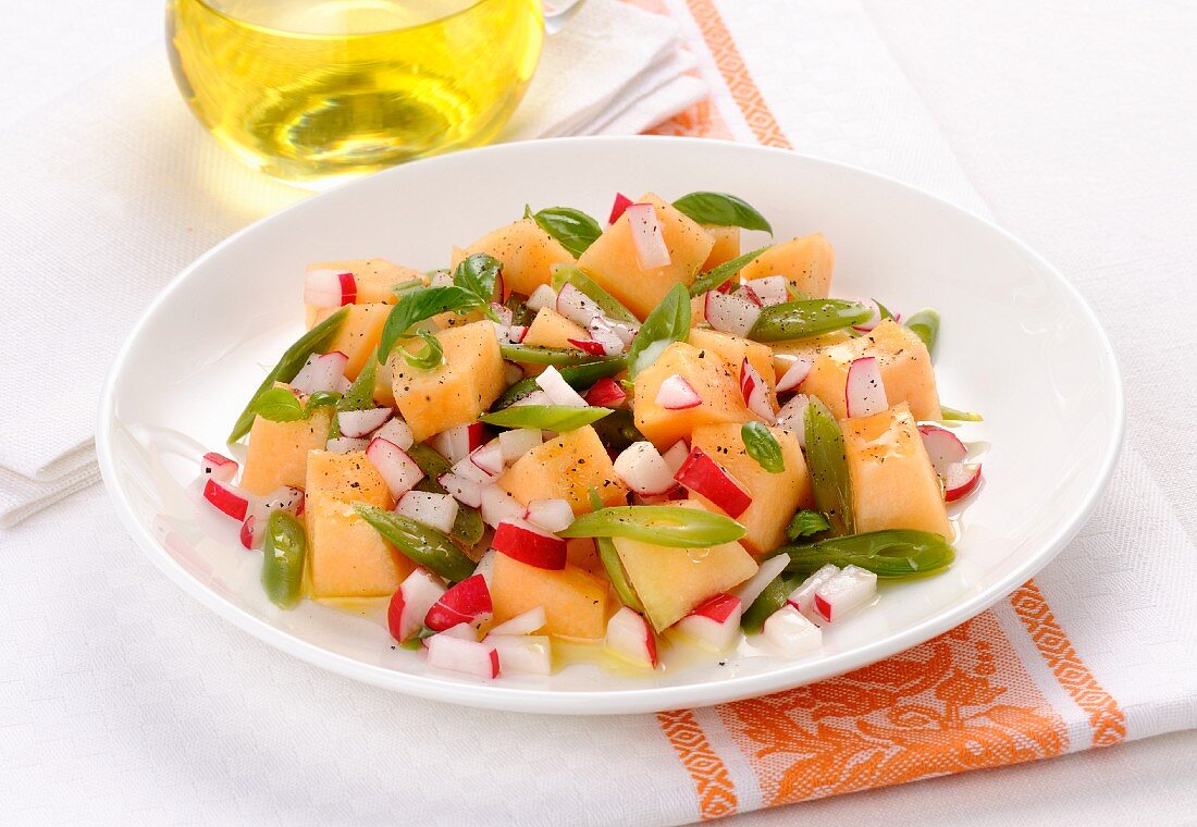 Melonensalat mit Radieschen und grünen Bohnen