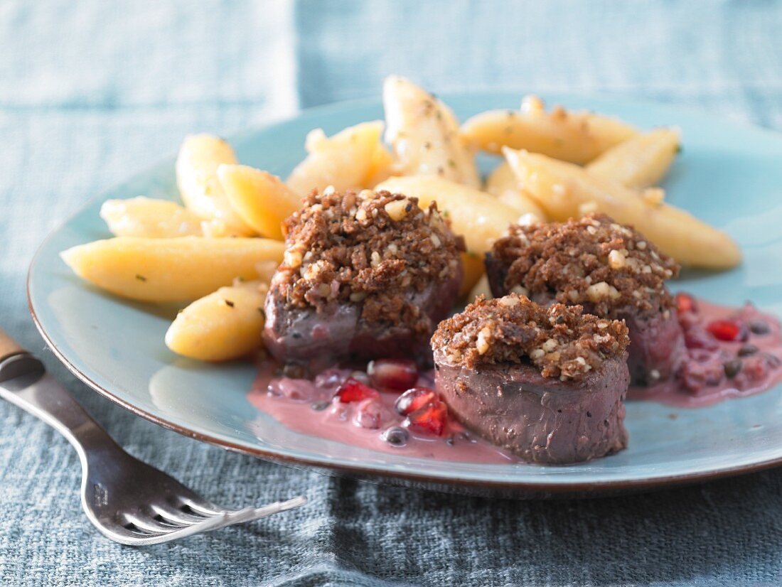 Wildschweinfilet mit Walnusskruste & Granatapfelsauce