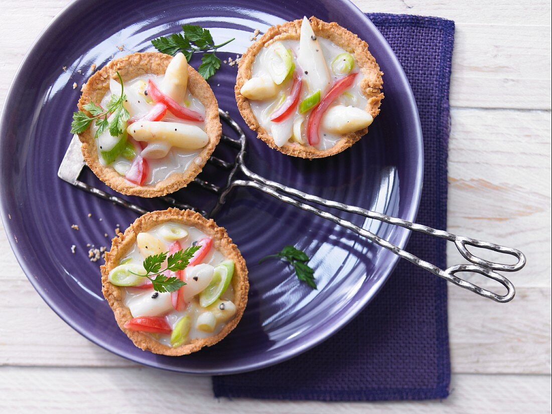 Savoury tartlets with asparagus ragout