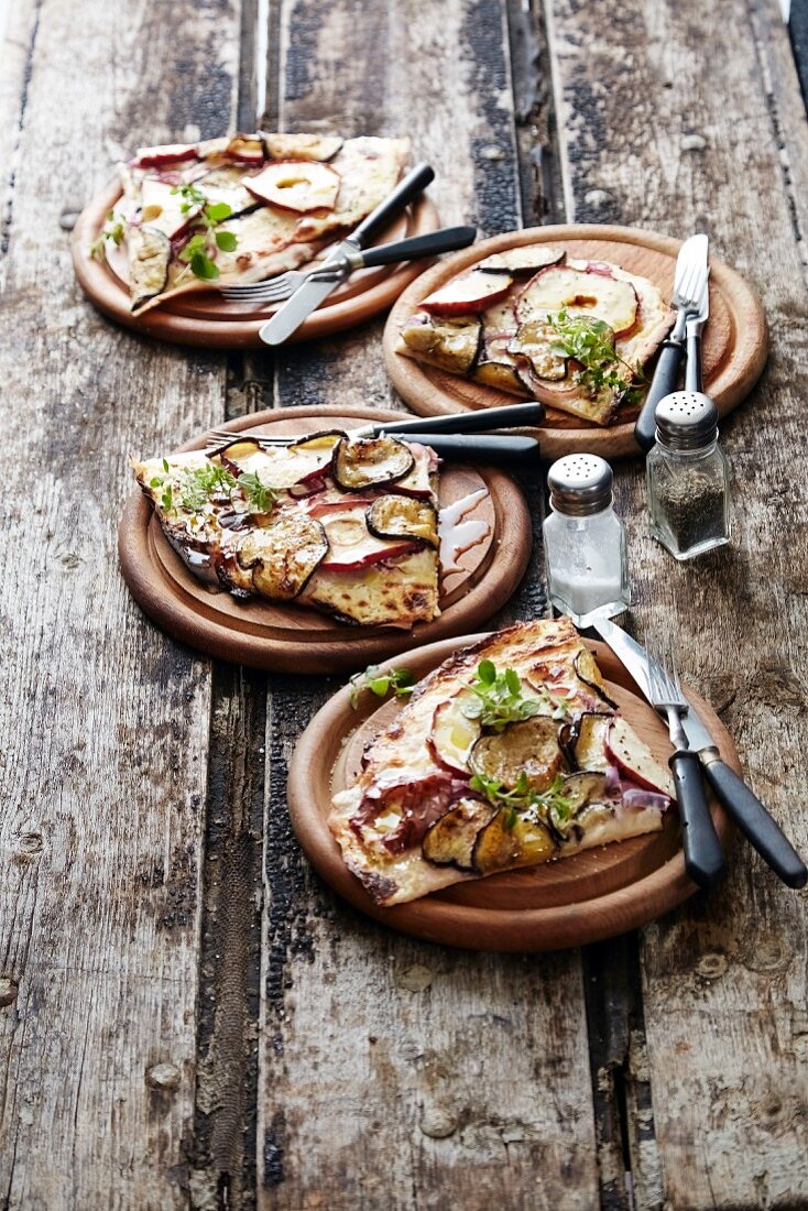 Flammkuchen mit Apfelscheiben und Zucchini