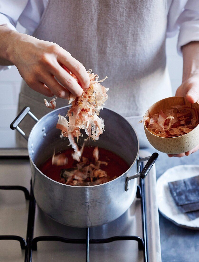 How to prepare nikiri sauce for chirashi sushi: adding bonito flakes