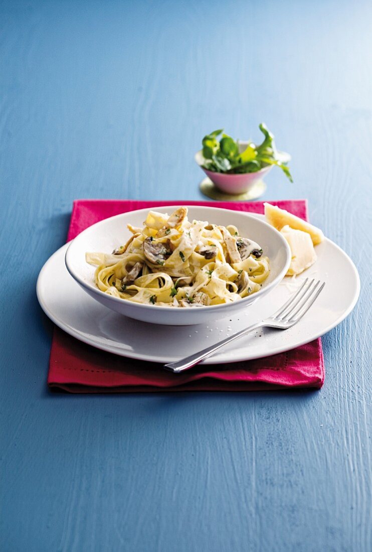 Tagliatelle with chicken and mushrooms
