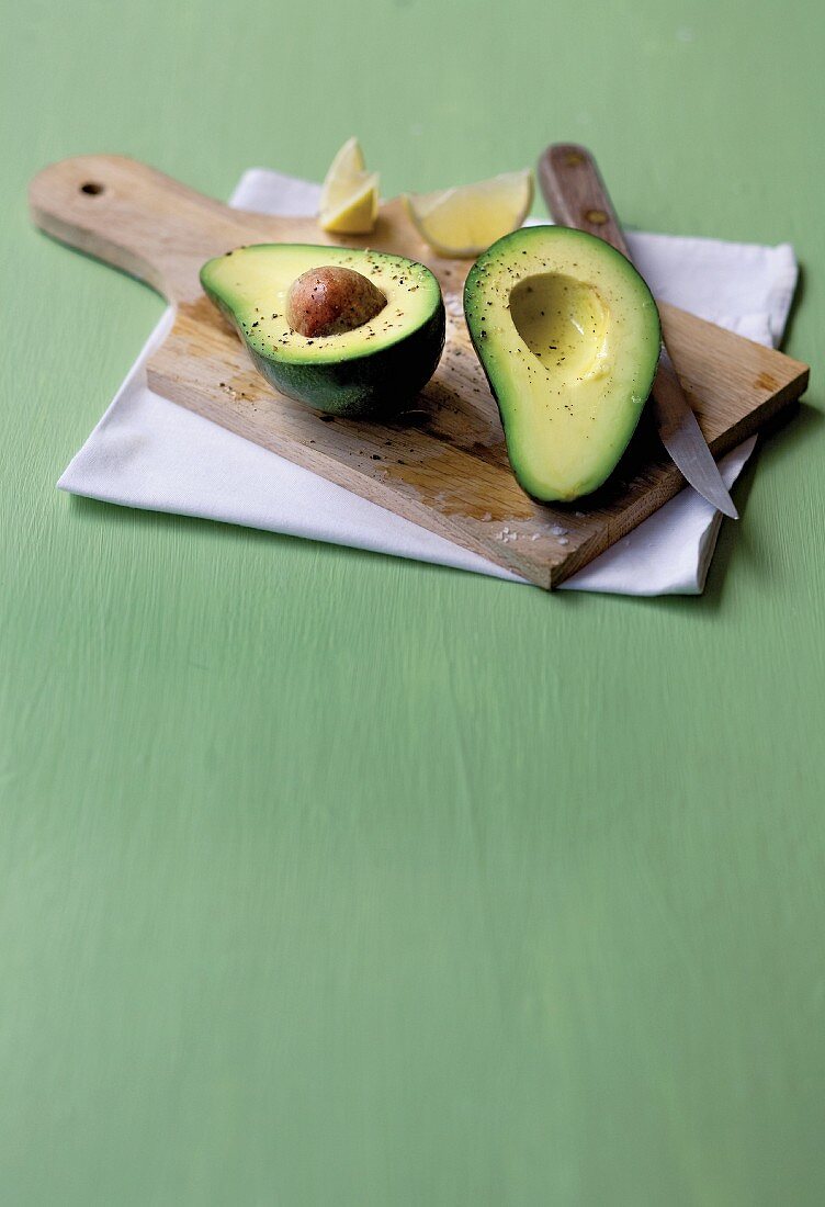 Aufgeschnittene Avocado auf Holzbrett