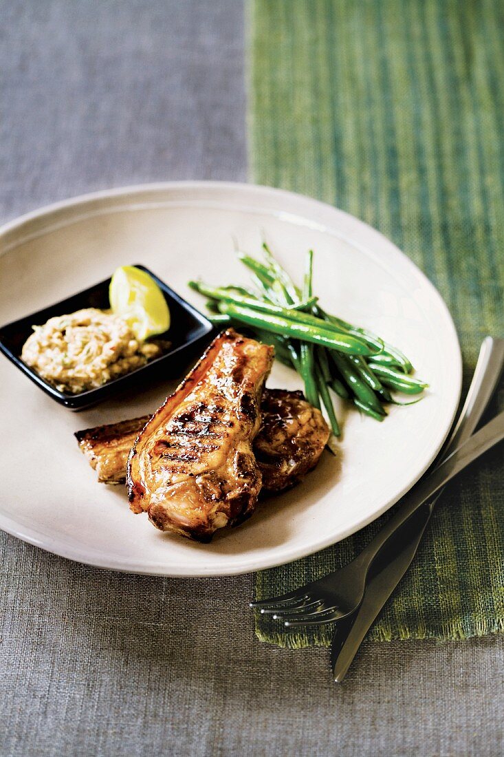 Grilled pork chops with peanut sauce and green beans