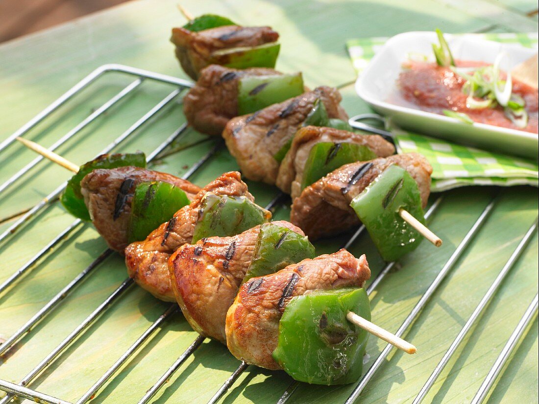 Gegrillte Schweinefilet-Spiesse mit grünem Paprika