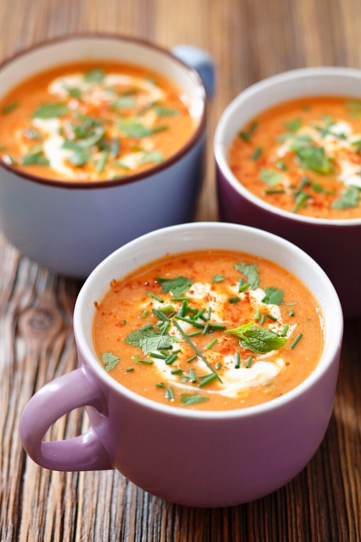 Tomaten-Linsen-Cremesuppe mit Kräutern