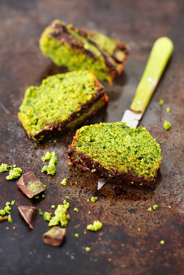 Spinach cake with chocolate and matcha