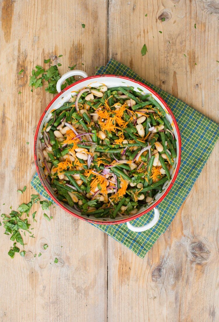 Salat aus grünen und weissen Bohnen mit geraspelten Möhren