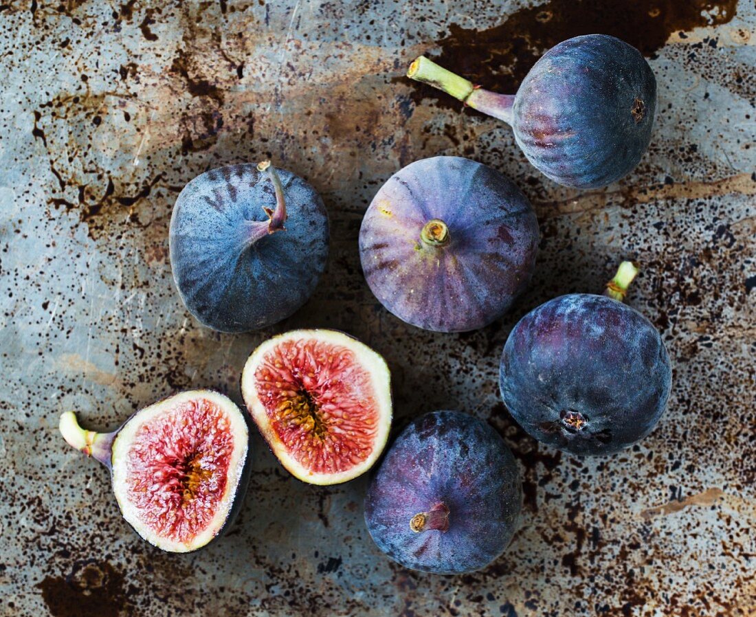 Fresh figs, seen from above, one halved