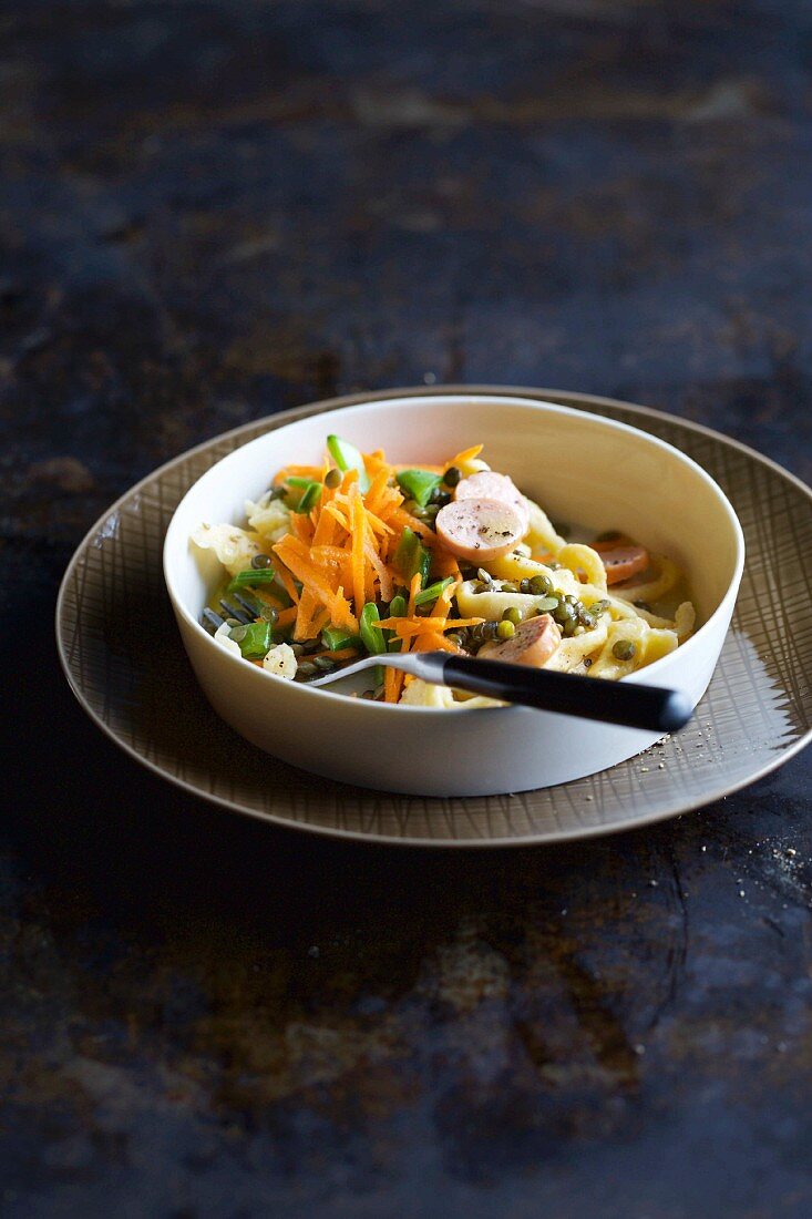 Soft egg noodle salad with lentils, sausages and mange tout (Swabia, Germany)