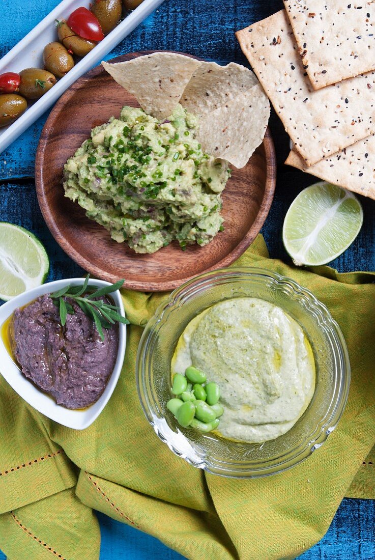 Drei Dips: Guacamole, Olivenpaste und Erbsencreme