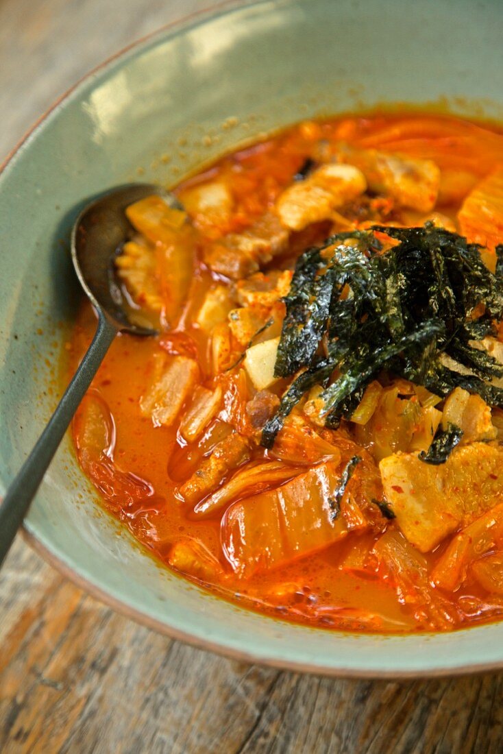 Kimchi Jjigae (Eintopf mit milchsauer eingelegtem Gemüse, Südkorea)