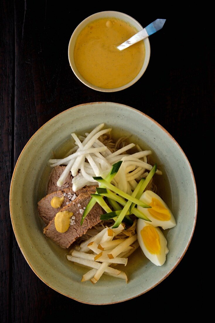 Naengmyeon (Nudeln mit kalter Rinderbrühe, Südkorea)