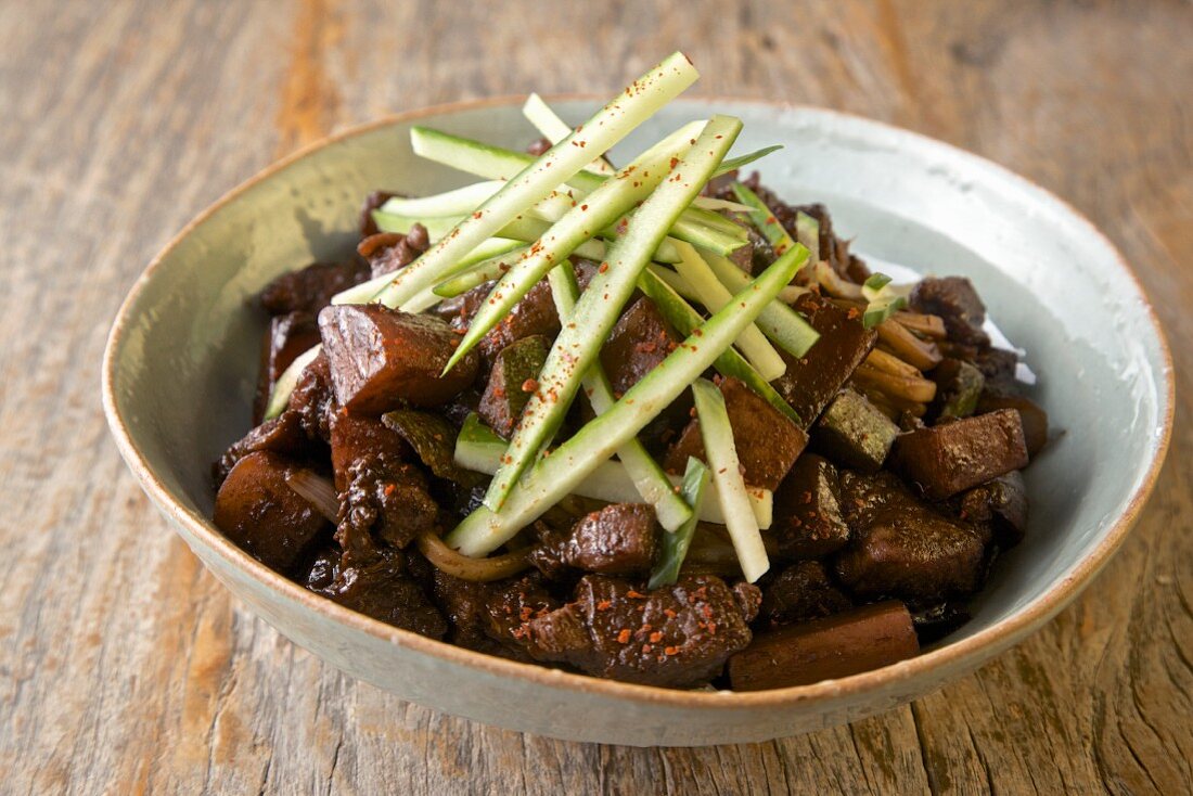 Jajangmyeon (Nudeln mit Sauce aus schwarzer Sojabohnenpaste, Südkorea)