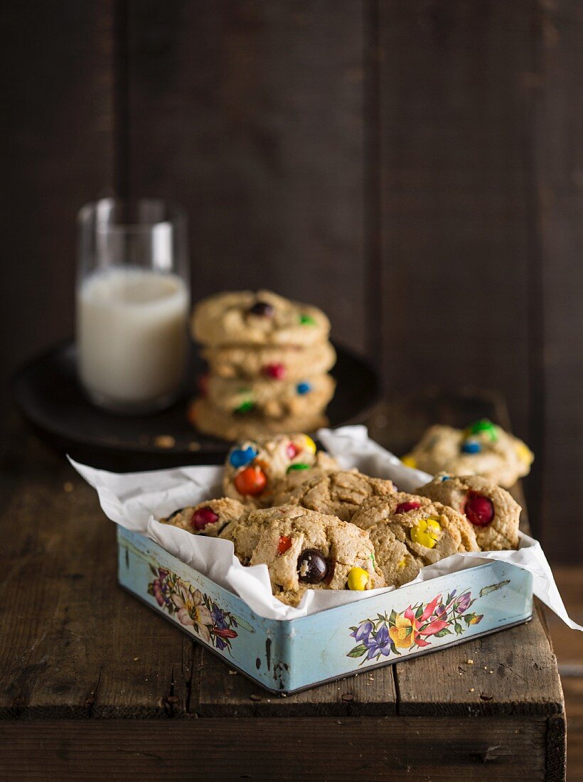Cookies mit bunten Schokolinsen in nostalgischer Keksdose