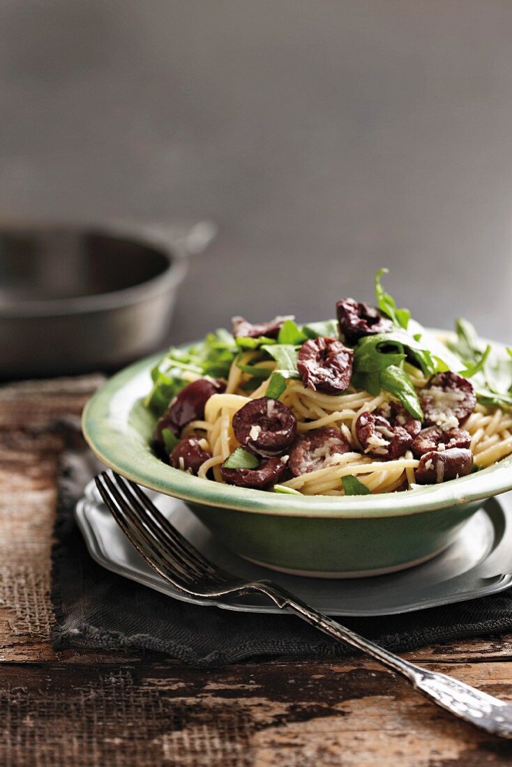 Pasta mit schwarzen Oliven, Rucola und Parmesan