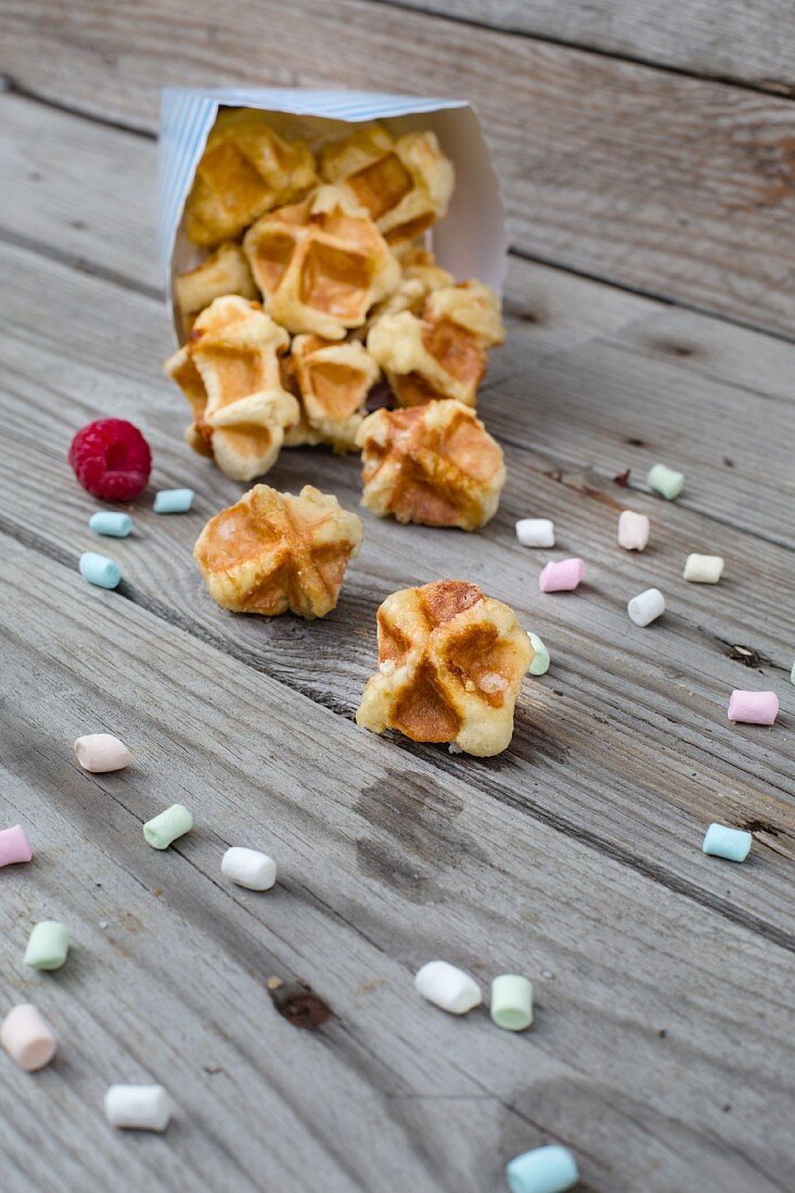 Waffelbissen in Papiertüte und davor mit Mini-Marshmallows