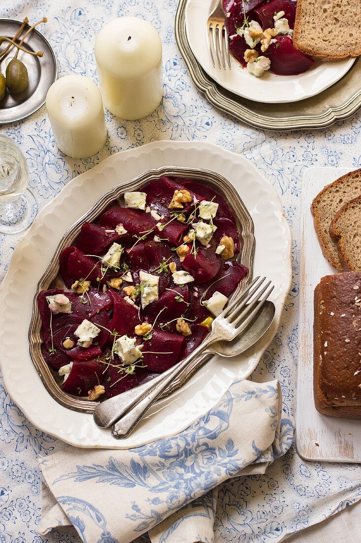 Rote-Bete-Salat mit Gorgonzola, Walnüssen, Kresse und Kapern
