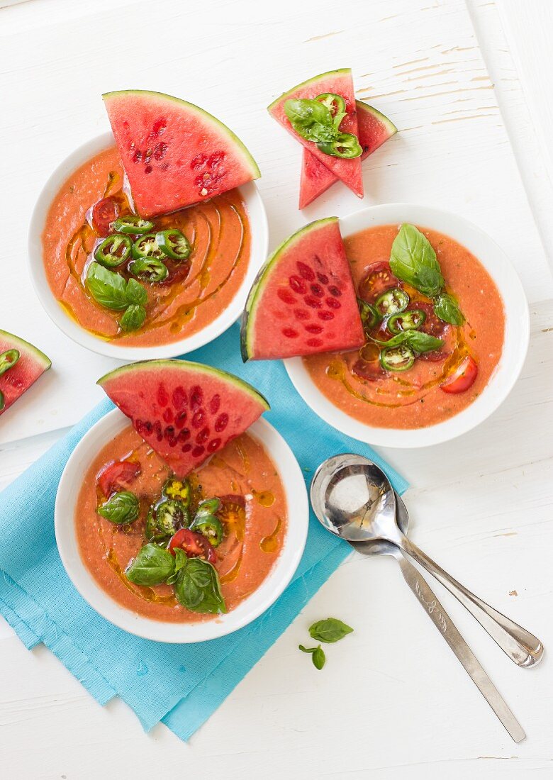 Wassermelonen-Tomaten-Gazpacho mit Kirschtomaten, Chili, Basilikum und Wassermelonenscheibe
