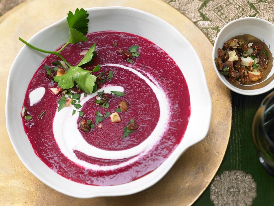 Rote-Bete-Suppe mit Apfel und Haselnuss-Gremolata