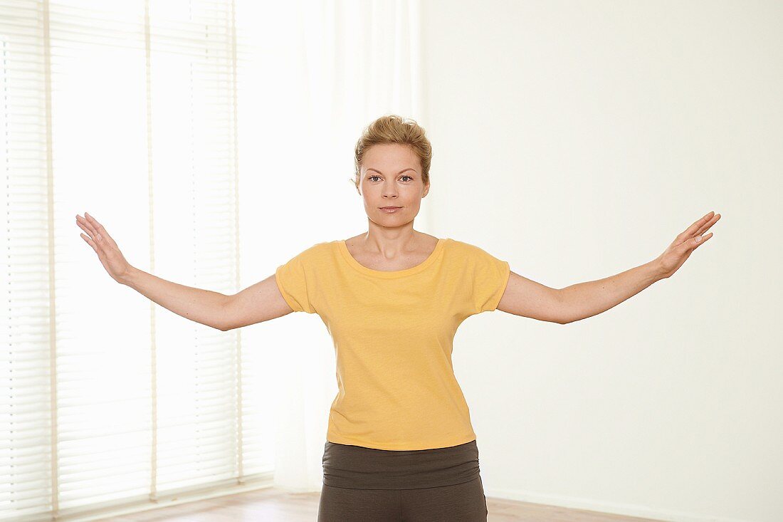 Breathing regulation (Tiaoxi, Qigong) – Step 4: stretch arms to the side