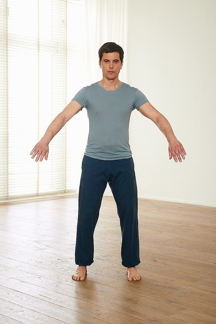Collecting yourself in the lower Dantian (Yishou Dantian, Qigong) – Step 1: bring hands forward in an arch