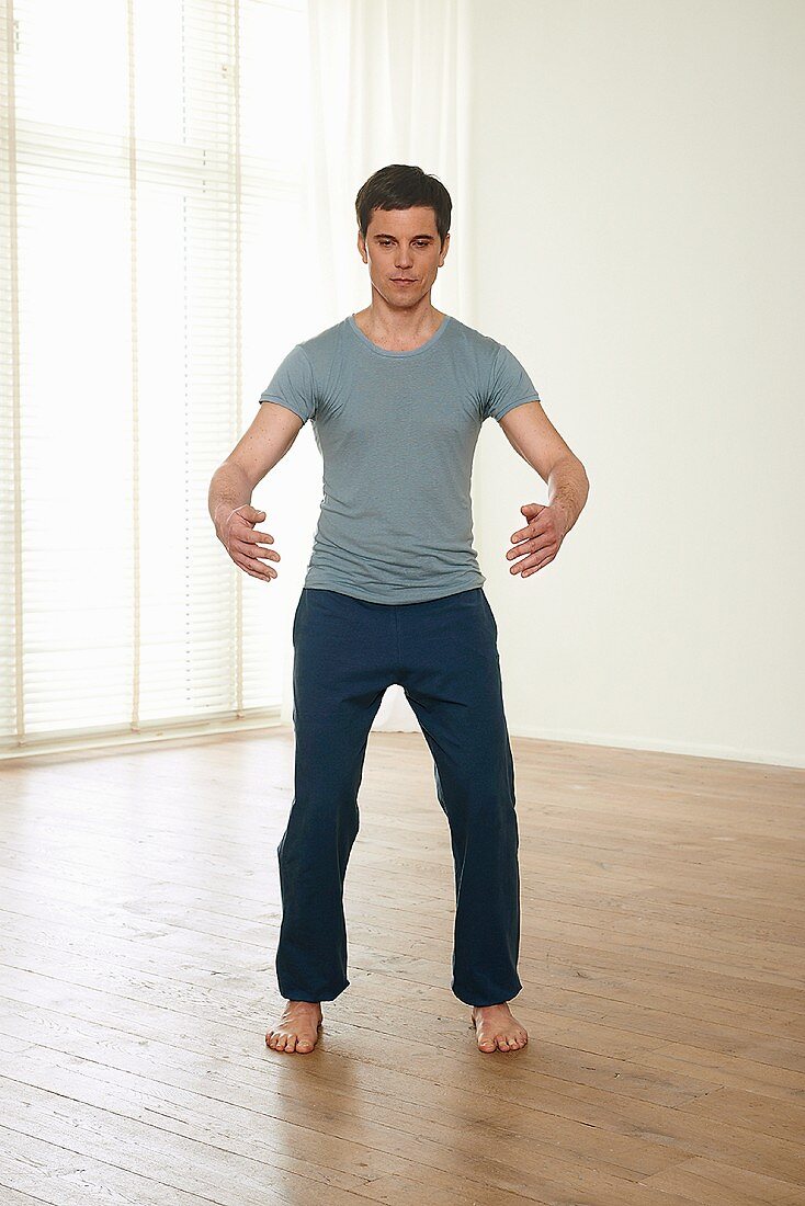 Gathering yourself in the lower Dantian (Yishou Dantian, Qigong) – Step 3: arms bent in front of stomach