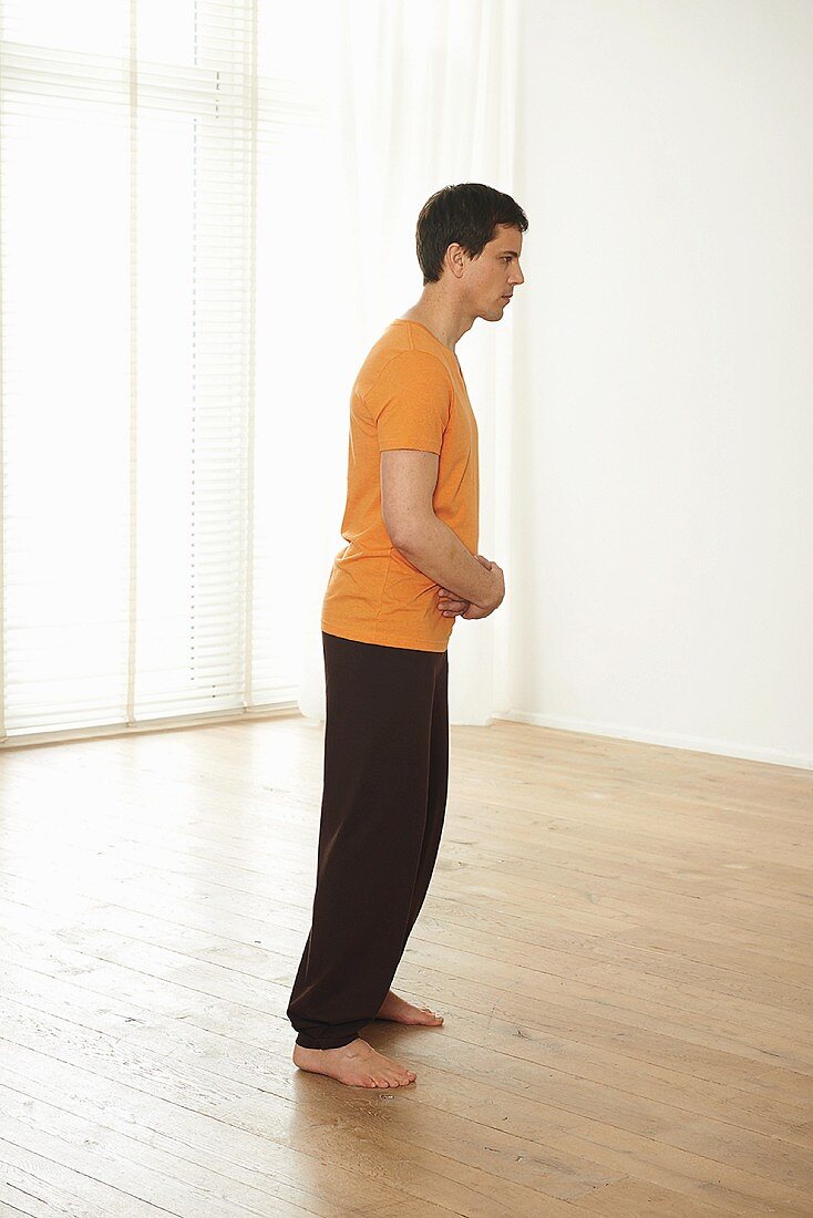 Strengthening the kidney qi three times (Sanshang Shenqi, Qigong) – Step 2: bend forward slightly