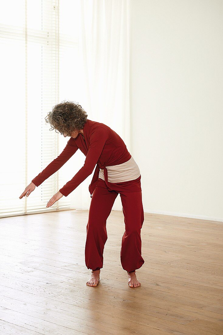 Turning the hoop (qigong) – Step 6: bend to the left, arms down