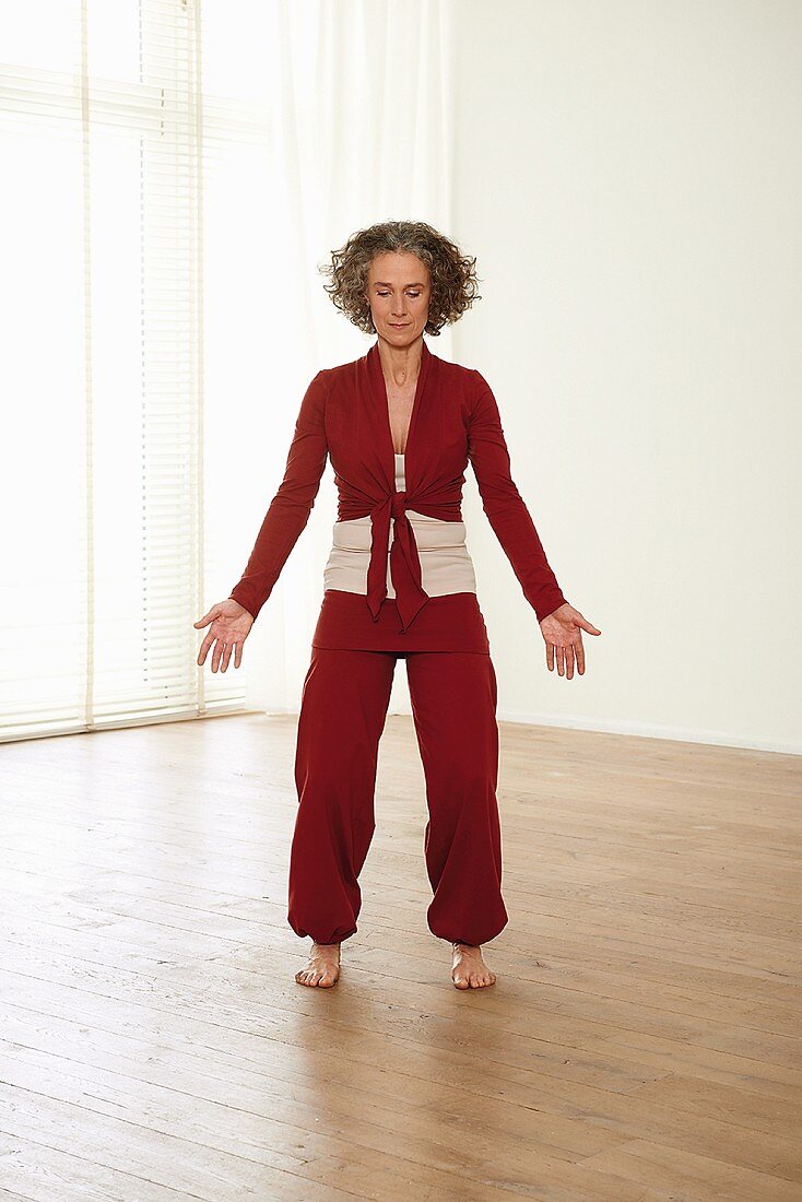 Collecting double qi (qigong) – Step 1: basic position, arms stretched down to the sides