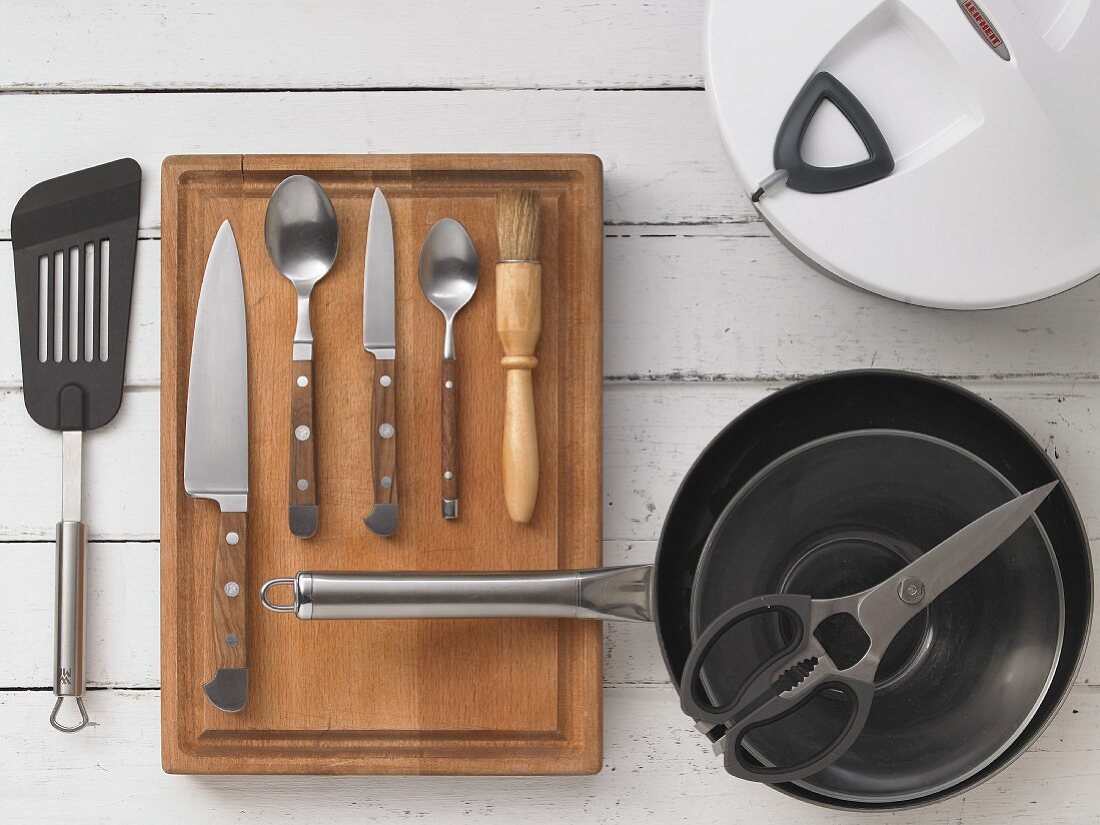 Kitchen utensils for making salad