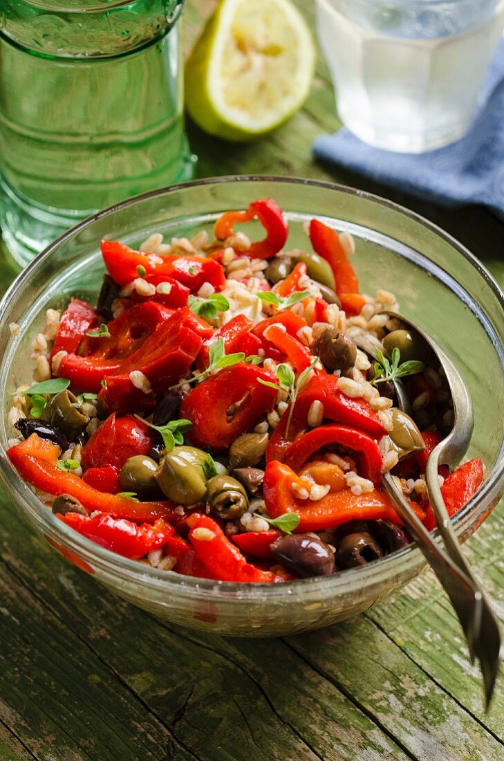 Warmer Dinkelsalat mit ofengebratener Paprika und Oliven