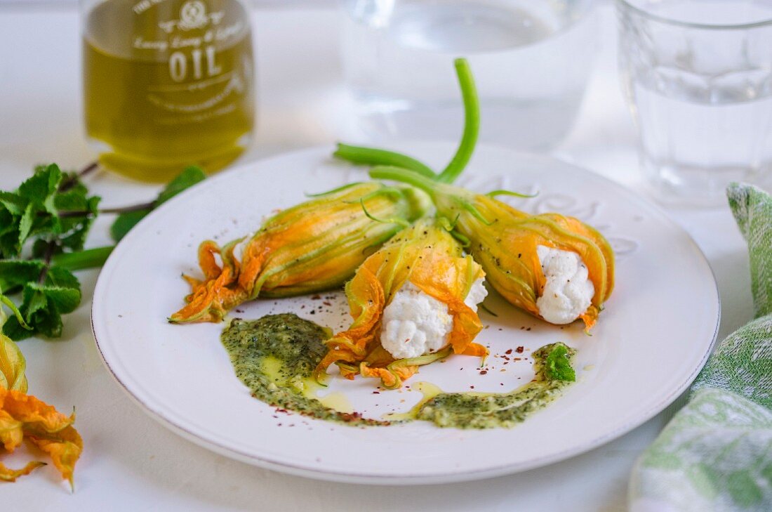 Zucchiniblüten mit Robiola-Füllung, Pfefferminzpesto und Chili