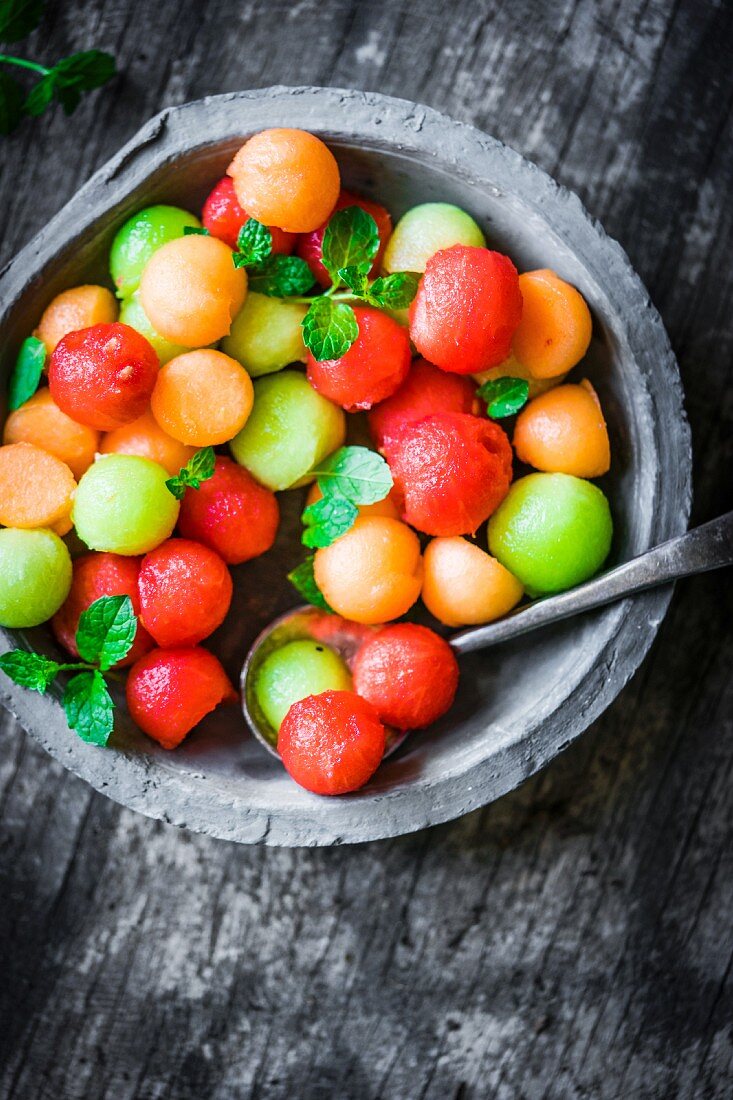 Bunte Melonenkugeln in einer Schale