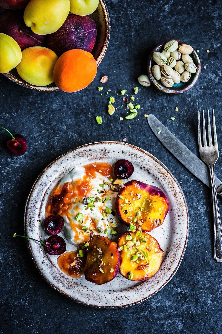 Gegrillte Pfirsiche mit Kokosjoghurt, Aprikosenmarmelade und Pistazien