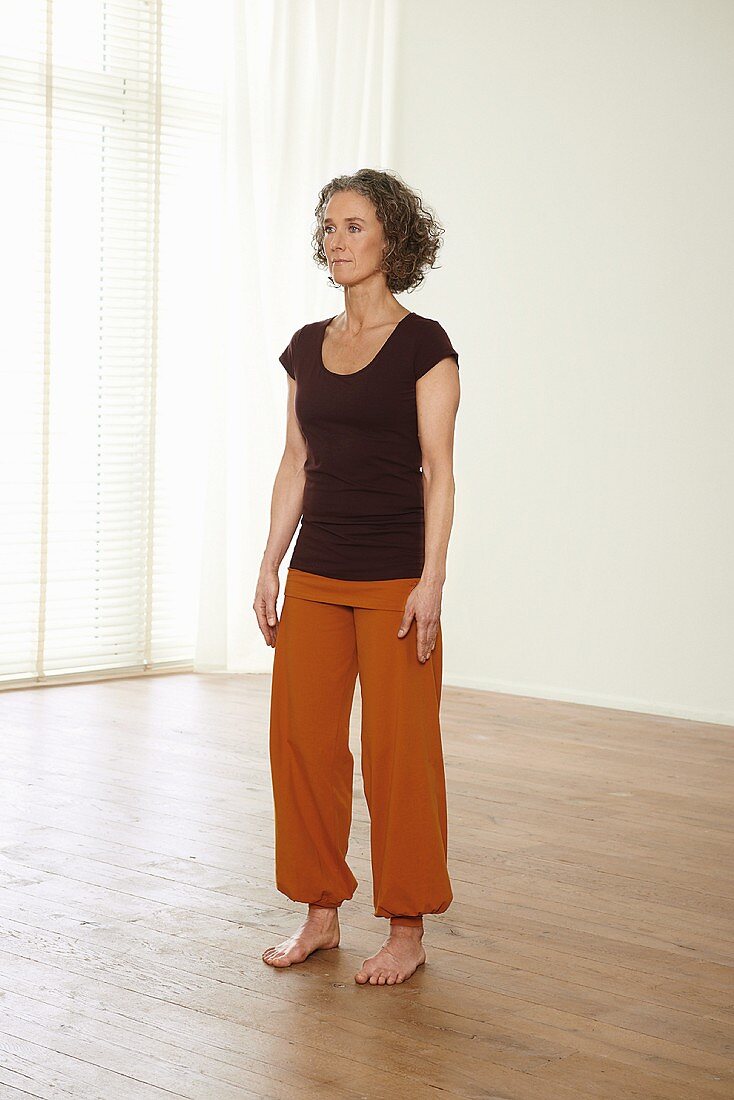 Touching the feet (qigong) – Step 1: basic position