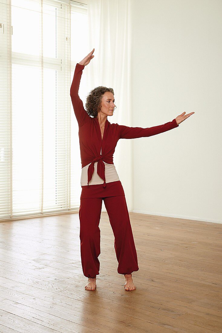 Swinging the rainbow (qigong) – Step 3: shift weight to the right, lower left arm