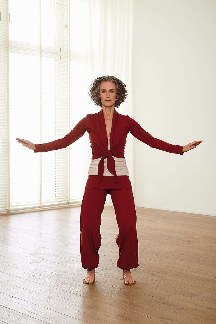 Separating the clouds (qigong) – Step 3: lower hands to the sides