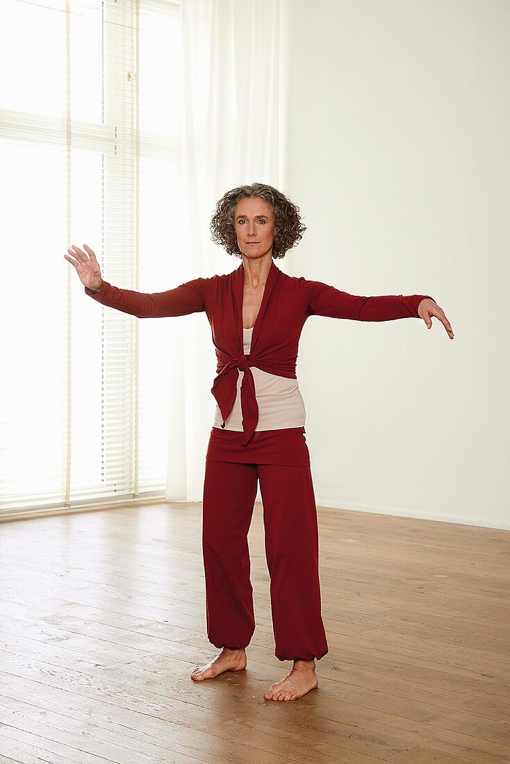 Warding off the monkey (qigong) – Step 3: left arm at shoulder height
