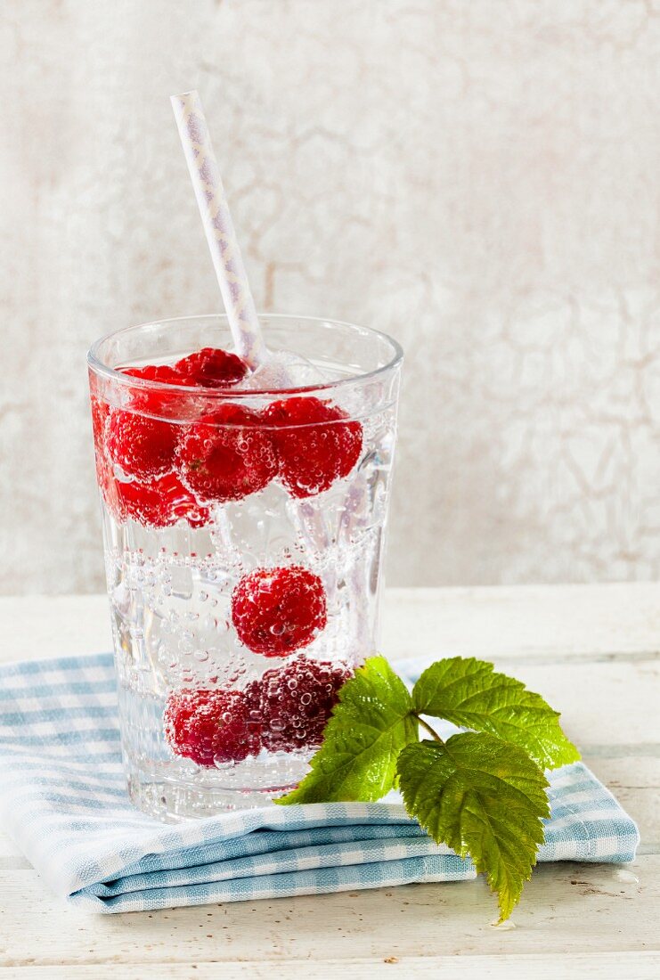 Raspberry spritzer: mineral water flavoured with fresh raspberries