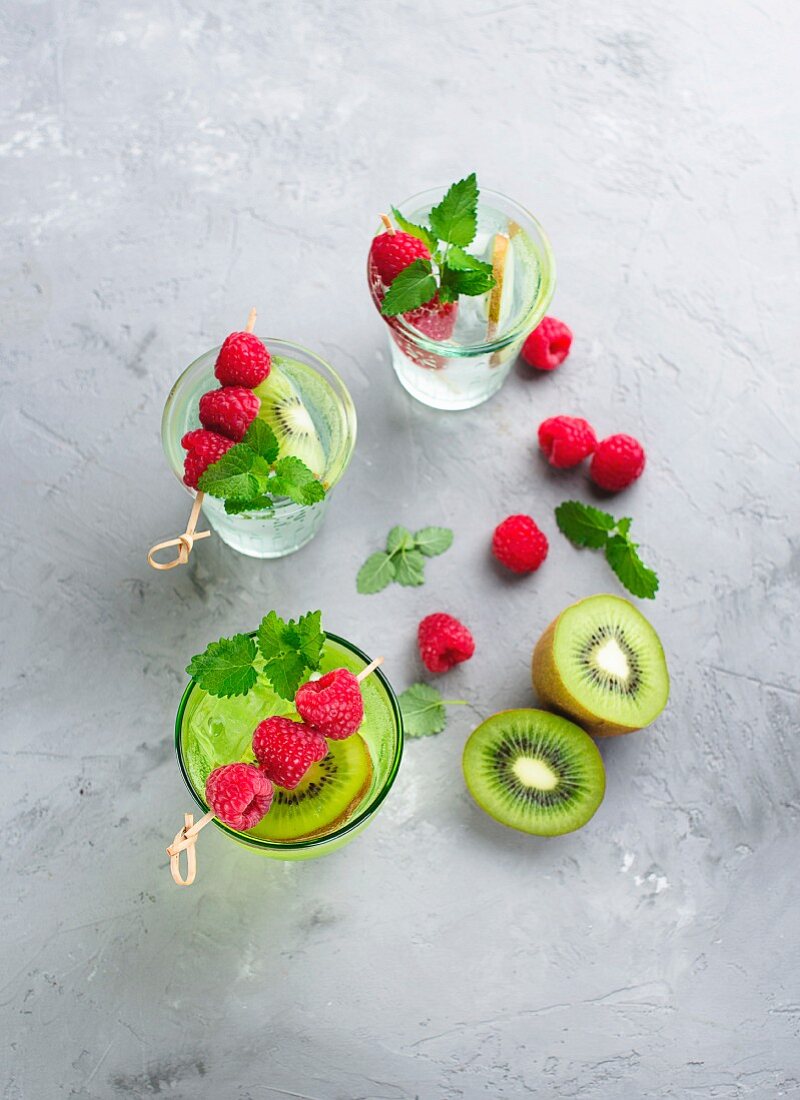 Eiskalte Sommerlimonade mit Himbeeren und Kiwi