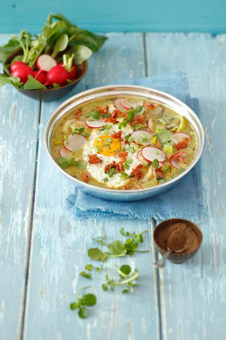 Sauerampfer-Kresse-Suppe mit Kartoffeln, Spiegelei, Speck und rotem Rettich